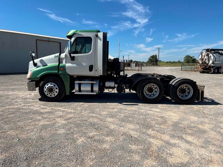 2016-freightliner-cascadia-daycab-image-8