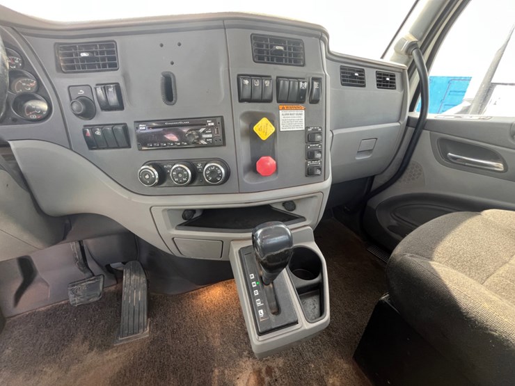 2016-peterbilt-579-image-10
