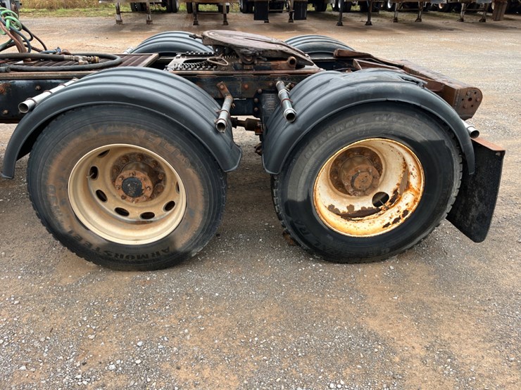 2005-peterbilt-379-image-17