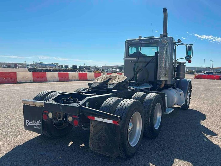 2011-peterbilt-388-image-4