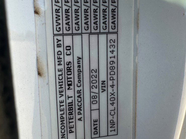 2023-peterbilt-567-image-15
