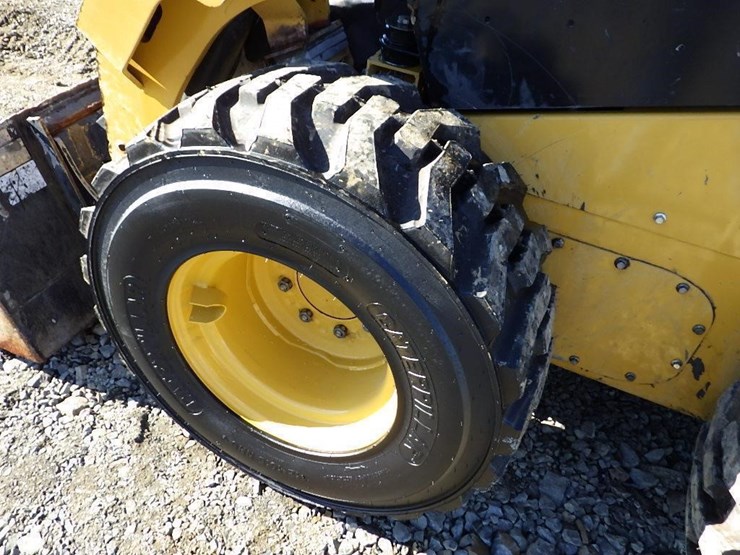 2023-caterpillar-242d3-image-32