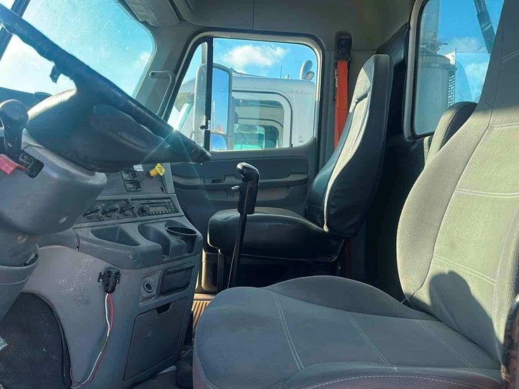 2007-freightliner-columbia-120-image-9