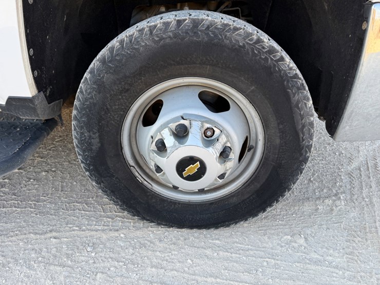2015-chevrolet-silverado-3500hd-image-16