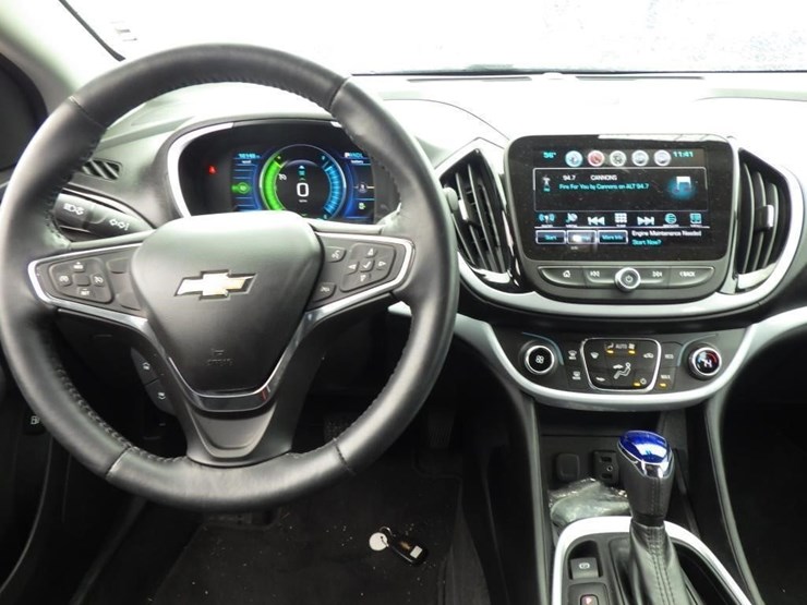 2017-chevrolet-volt-sedan-image-9
