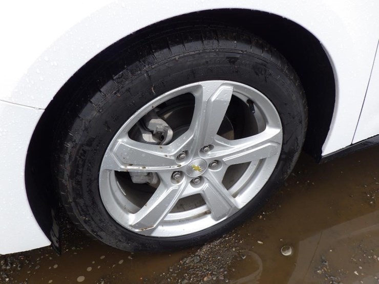 2016-chevrolet-volt-sedan-image-13