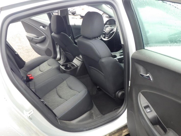 2017-chevrolet-volt-sedan-image-8
