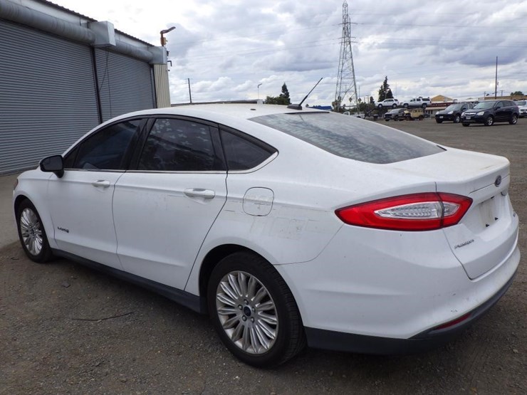2015-ford-fusion-sedan-image-4