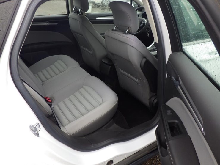 2014-ford-fusion-sedan-image-8