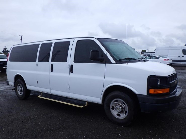 2013-chevrolet-3500-image-2