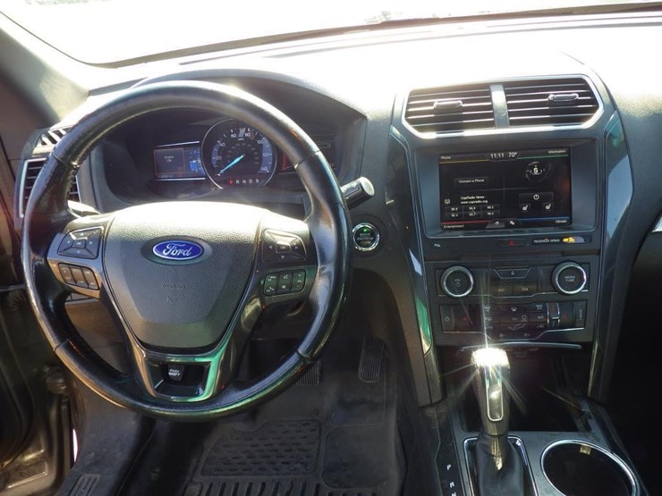 2016-ford-explorer-image-9
