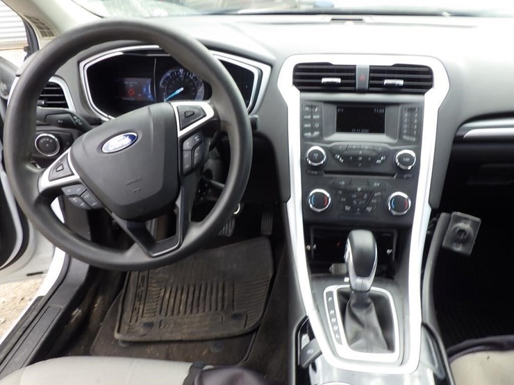 2015-ford-fusion-sedan-image-9