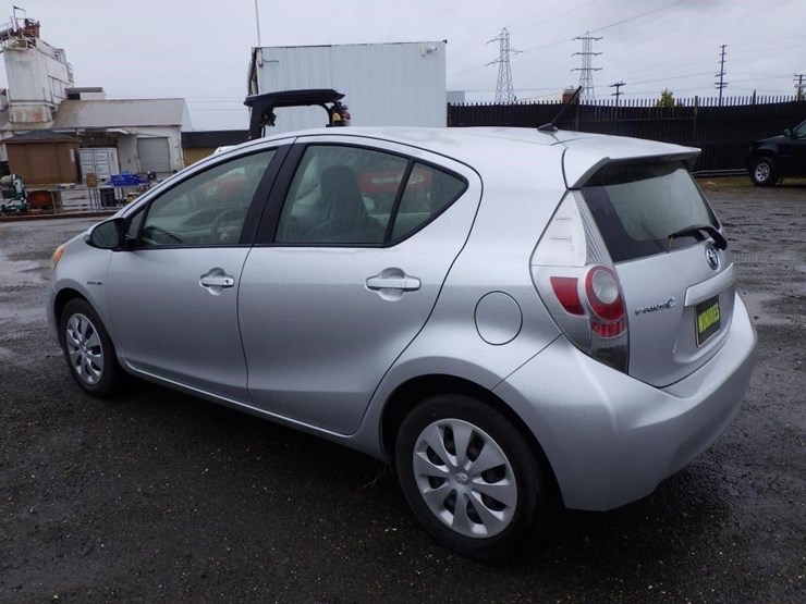 2014-toyota-prius-c-sedan-image-4