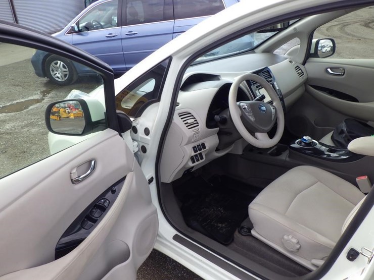 2011-nissan-leaf-sedan-image-5