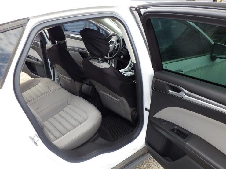 2015-ford-fusion-sedan-image-8