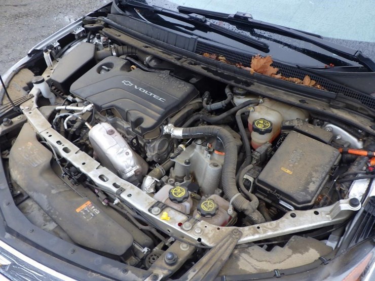 2017-chevrolet-volt-sedan-image-10