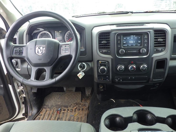 2016-ram-1500-crew-cab-pickup-turck-image-9