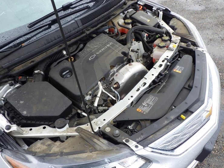 2017-chevrolet-volt-sedan-image-11