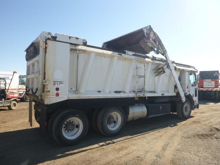 2014-peterbilt-pb320-front-loading-garbage-truck-image-3