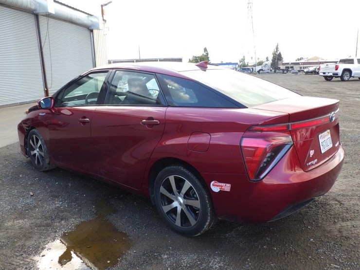 2017-toyota-mirai-sedan-image-4