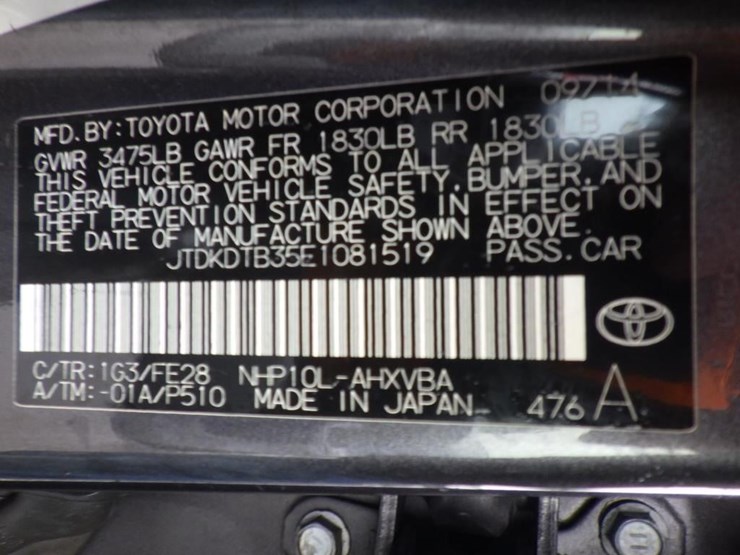 2014-toyota-prius-c-sedan-image-16