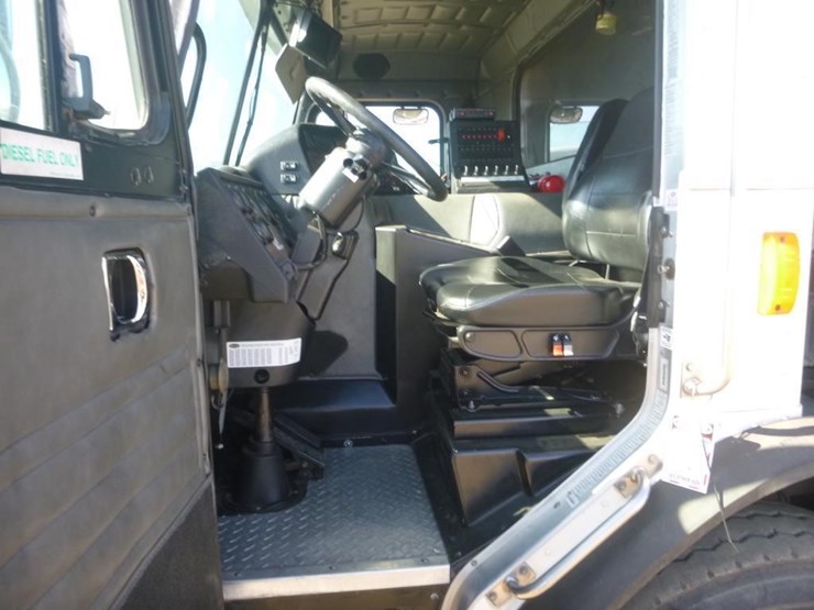 2014-peterbilt-pb320-front-loading-garbage-truck-image-12