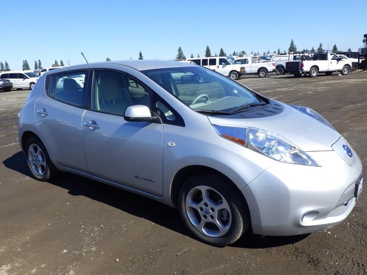 2012-nissan-leaf-sedan-image-2