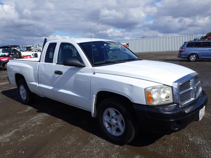 2005-dodge-dakota-image-2