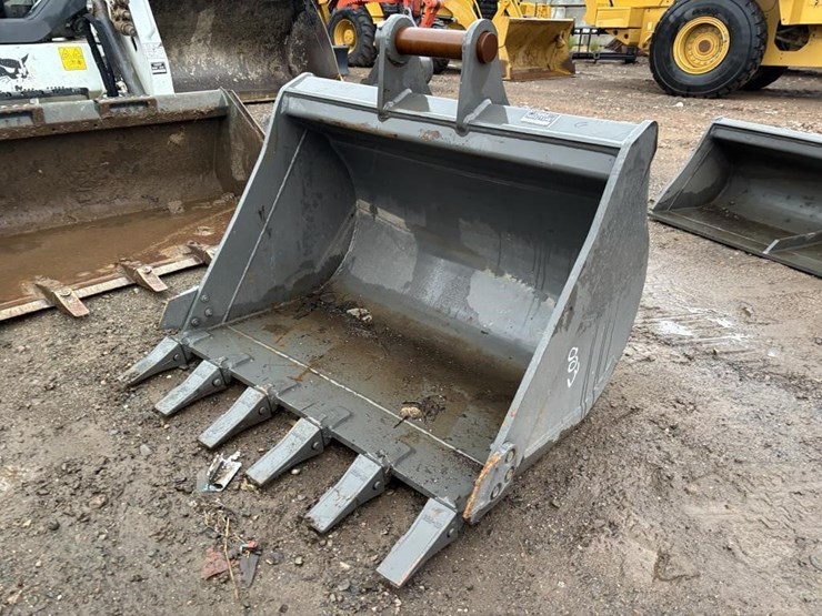 kubota-41"-excavator-bucket-w/teeth-image-1