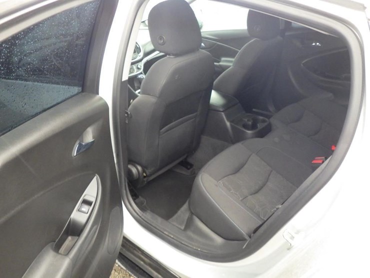 2017-chevrolet-volt-sedan-image-7