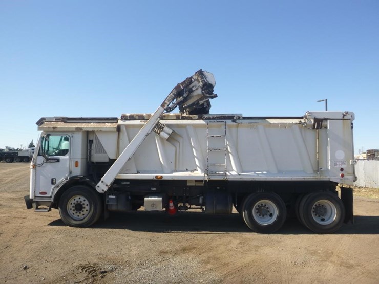 2014-peterbilt-pb320-front-loading-garbage-truck-image-5