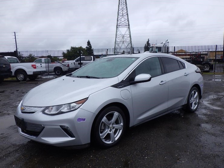 2017-chevrolet-volt-sedan-image-1