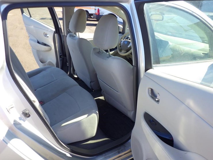 2012-nissan-leaf-sedan-image-8