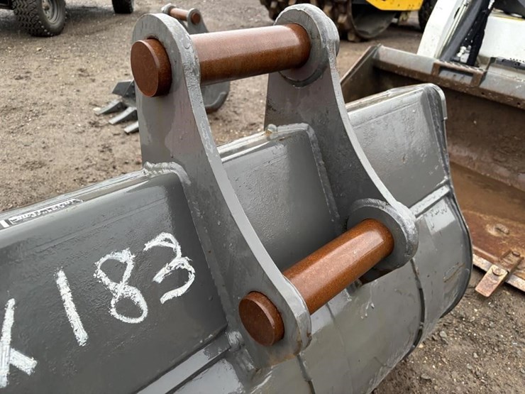 kubota-41"-excavator-bucket-w/teeth-image-7