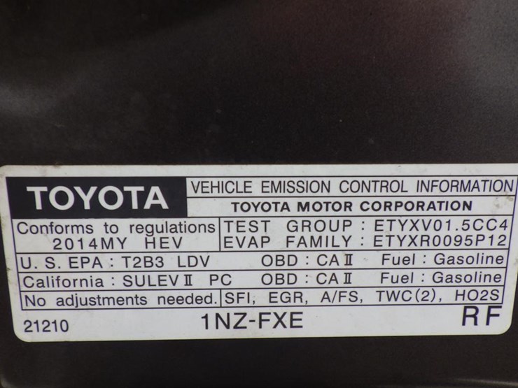 2014-toyota-prius-c-sedan-image-12
