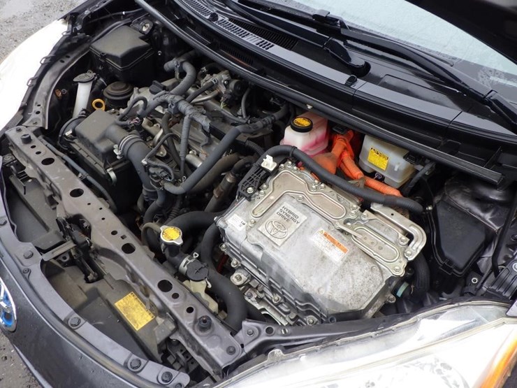 2014-toyota-prius-c-sedan-image-10
