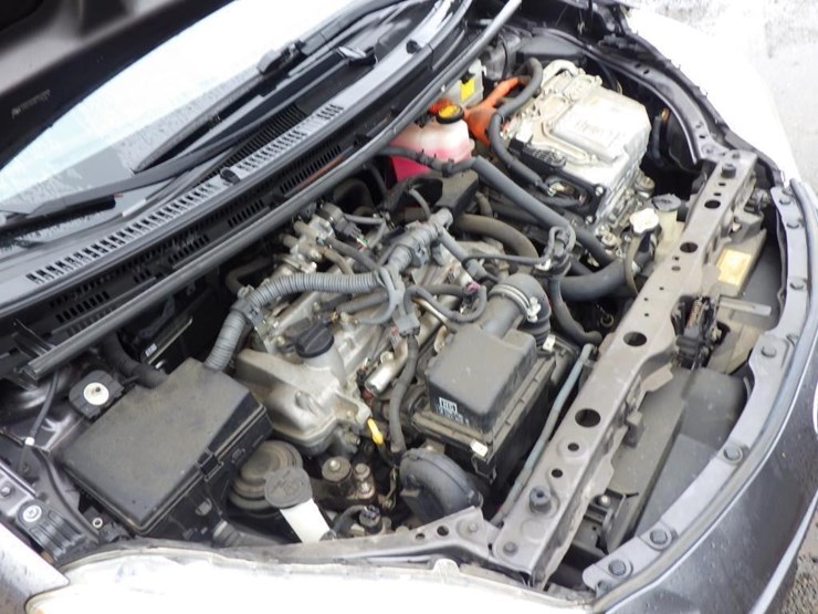 2014-toyota-prius-c-sedan-image-11