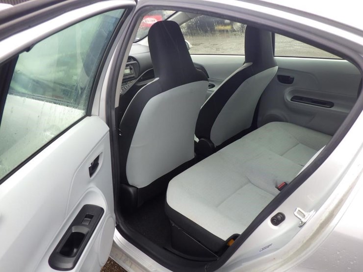 2014-toyota-prius-c-sedan-image-7