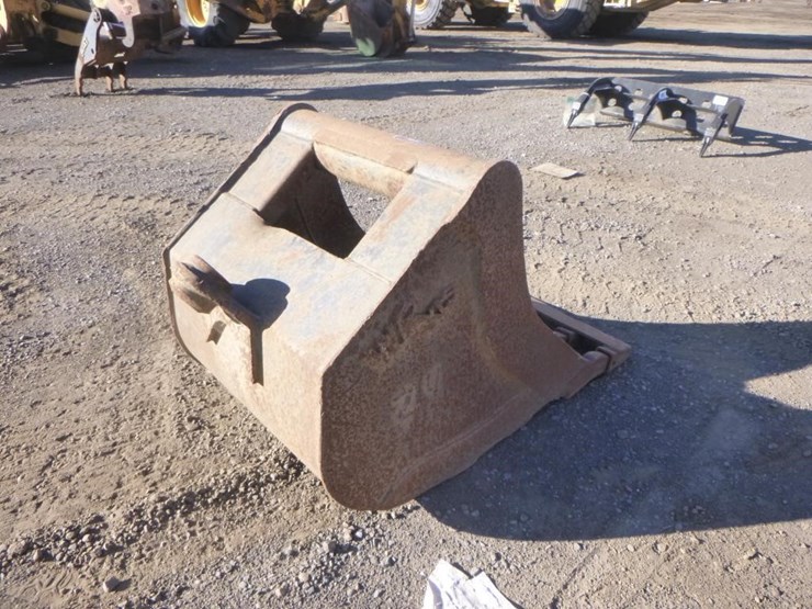 wr-24"-excavator-cleanup-bucket-image-3