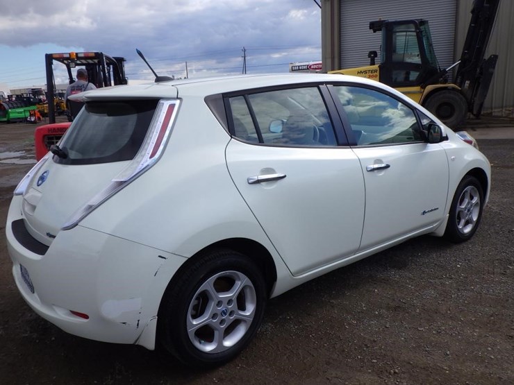 2011-nissan-leaf-sedan-image-3