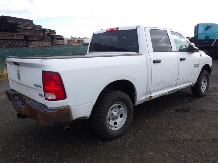 2016-ram-1500-crew-cab-pickup-turck-image-3