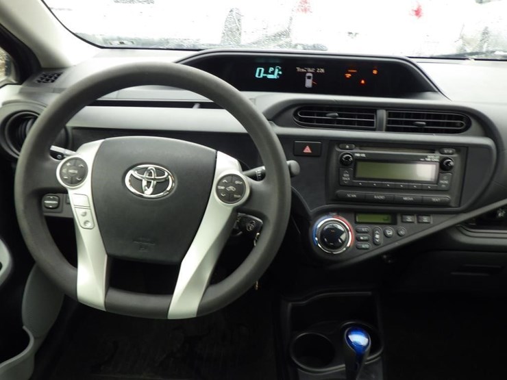 2014-toyota-prius-c-sedan-image-9