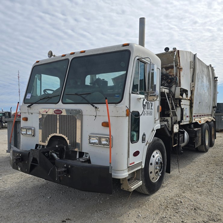 2003 PETERBILT 320