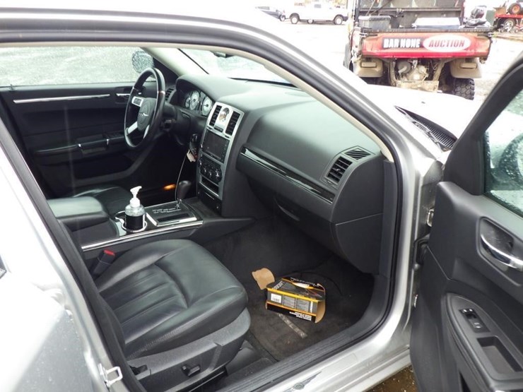2010-chrysler-300-sedan-image-6