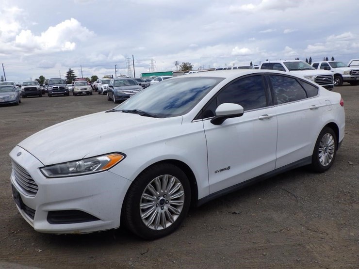 2015-ford-fusion-sedan-image-1