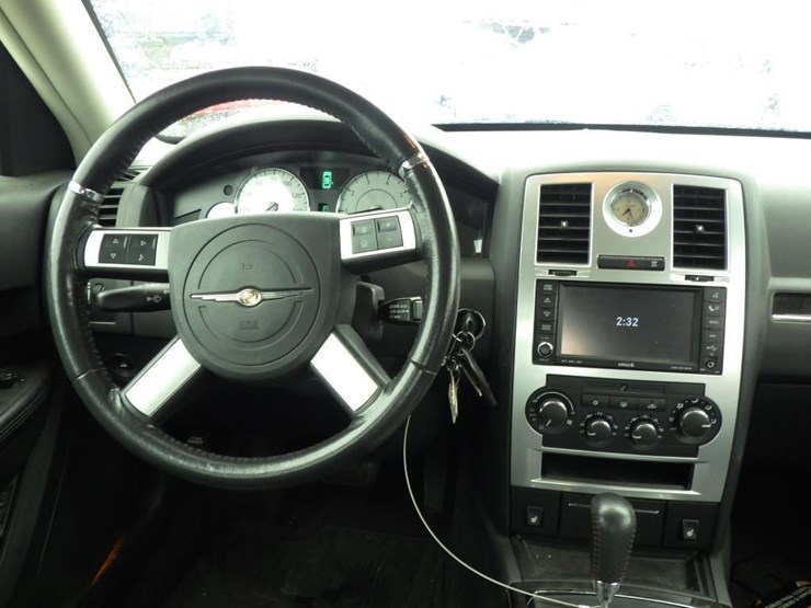 2010-chrysler-300-sedan-image-9