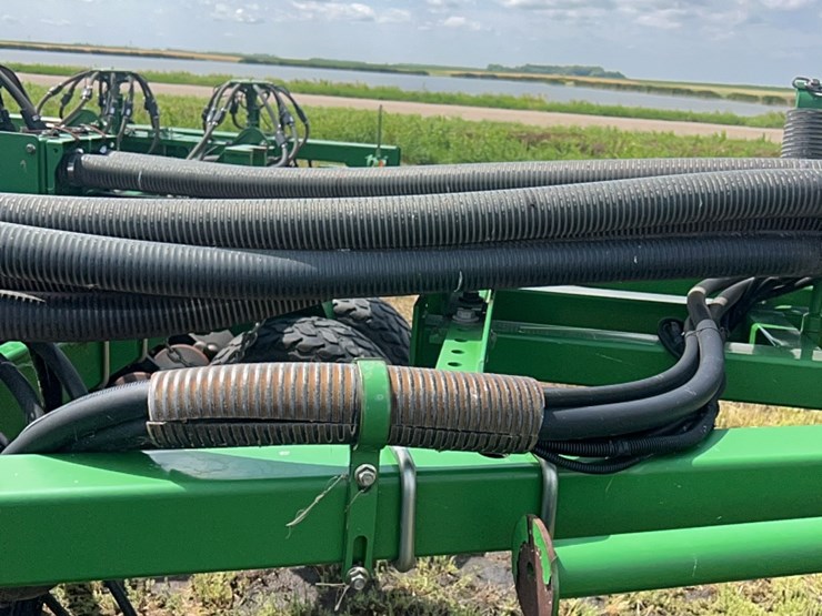 42.5’-jd-1890-no-till-air-seeder,-has-model-1910-350-bushel-cart,-20.8-38-raidial-duals-image-96