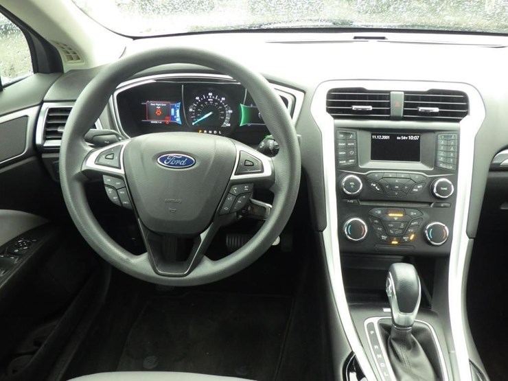 2014-ford-fusion-sedan-image-9