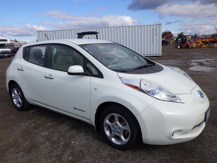 2011-nissan-leaf-sedan-image-2
