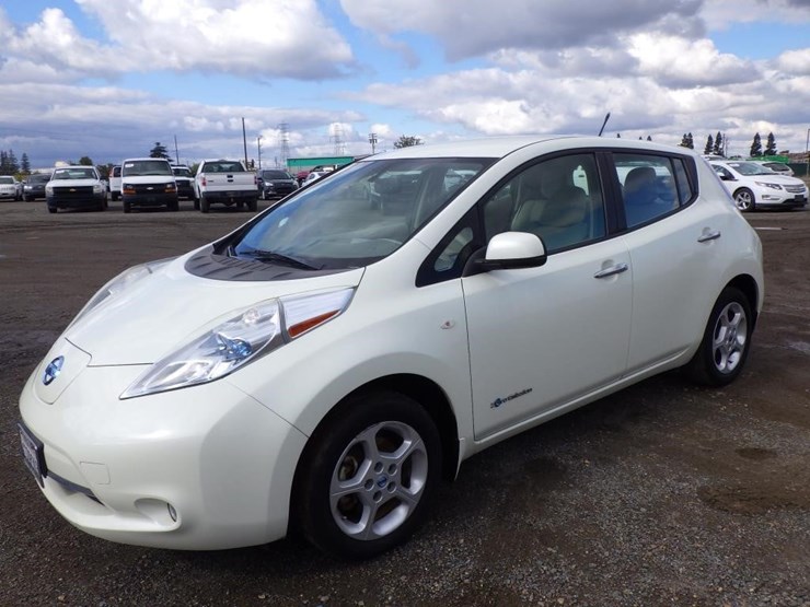 2011-nissan-leaf-sedan-image-1